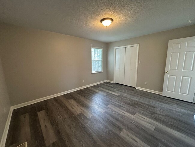 Building Photo - Charming and Affordable Downstairs Duplex ...