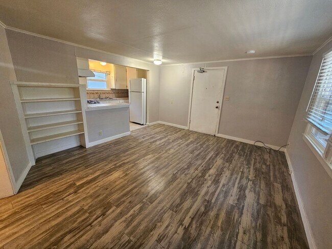 Building Photo - 2 Bedroom 1 Bath Upstairs Apartment in Chico!