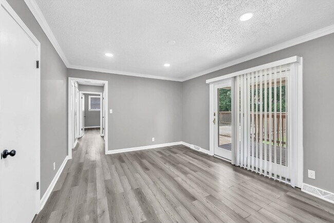 Building Photo - Wonderful 3 bed 2 bath with a modern interior