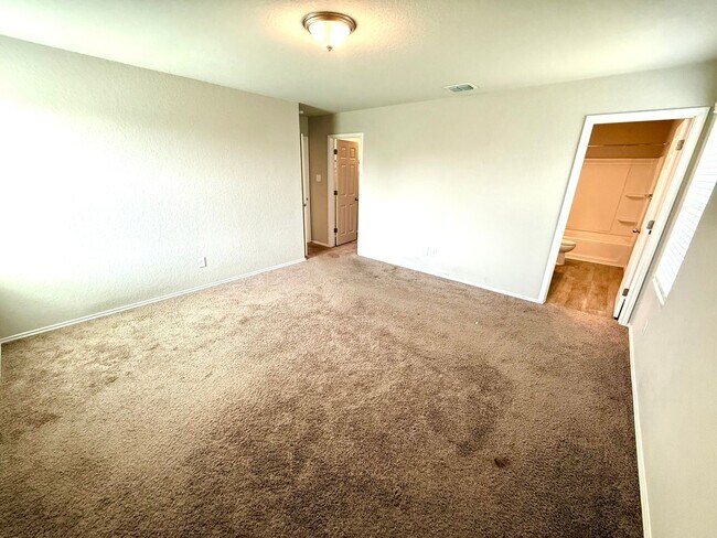 Building Photo - AVAILABLE NOW! 3 Bedroom / 2 Bath Home Nea...