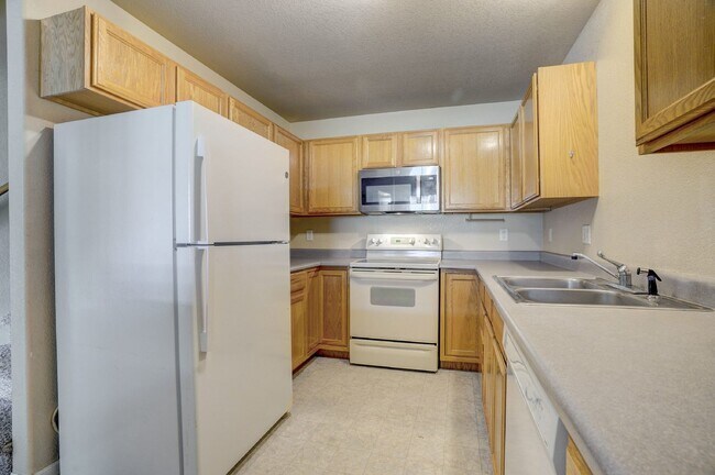Building Photo - $1,795 - 2 bed/2.5 bath Townhome with new ...