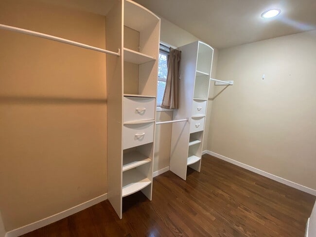 Building Photo - 4 Bedroom 3 Bathroom Land Park Home