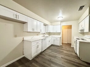 Building Photo - 3290 Cheyenne Dr