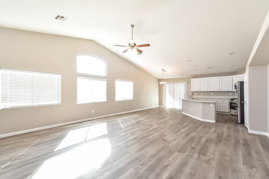 Building Photo - 621 W Bright Lights Ave