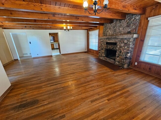 Building Photo - Beautiful Retro 3 Bd/2Ba Home Ready Lookin...