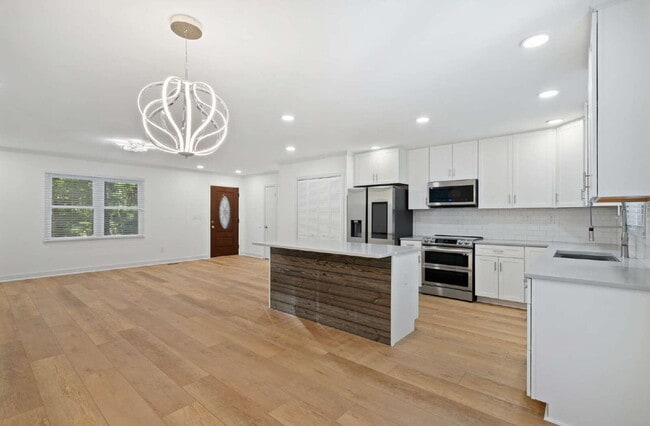 Building Photo - Updated 3-Bed Ranch w/ Modern Touches in D...