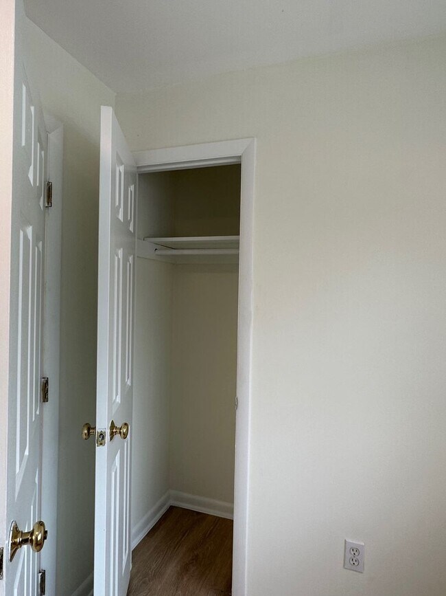 Building Photo - Large, updated 2 bedroom near the Green Li...