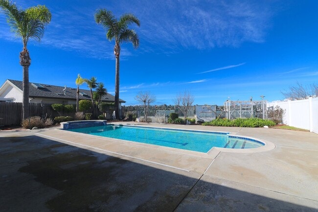 Building Photo - 3 bed/ 2 bath house in University city! Pool/ yard w 2 car garage! Remodeled kitchen and updated ...