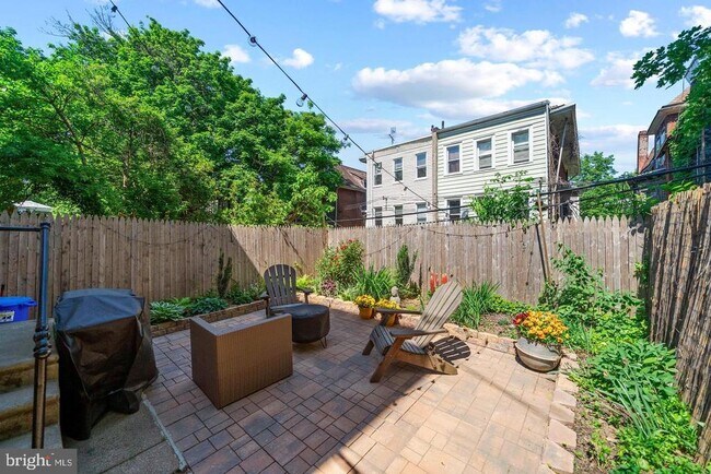 Building Photo - 449 Hansberry St