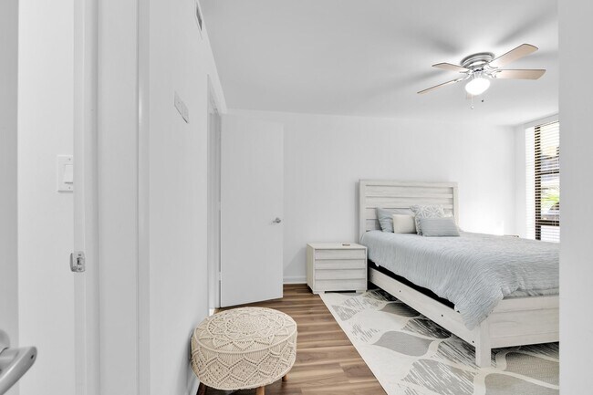 Building Photo - 1167 Hillsboro Mile