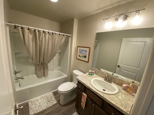 Building Photo - Beautiful, Furnished ANNUAL 2 bed, 2 bath ...