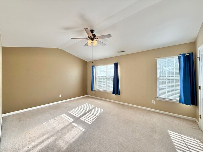 Building Photo - **OFFERING REFUNDABLE APPLICATION FEES** Stunning 3BD, 4BA Morrisville Townhome in an HOA Communi...