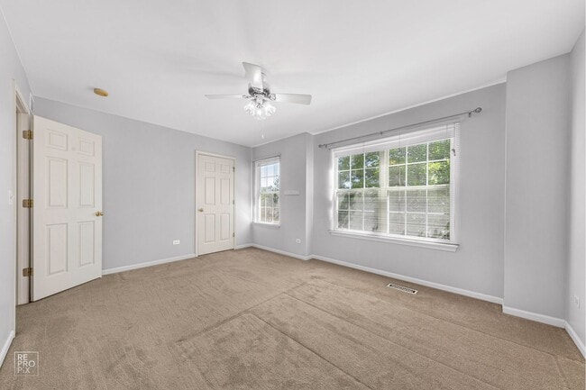 Building Photo - 2 Bedroom 2.5 Bath 1 Car Garage located in...