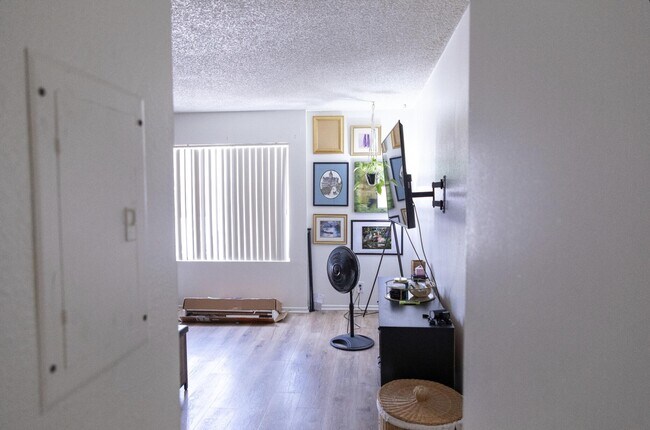 Building Photo - 1400 E Palm Canyon Dr