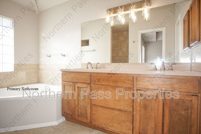 Building Photo - 7317 Luz De Lumbre Ave