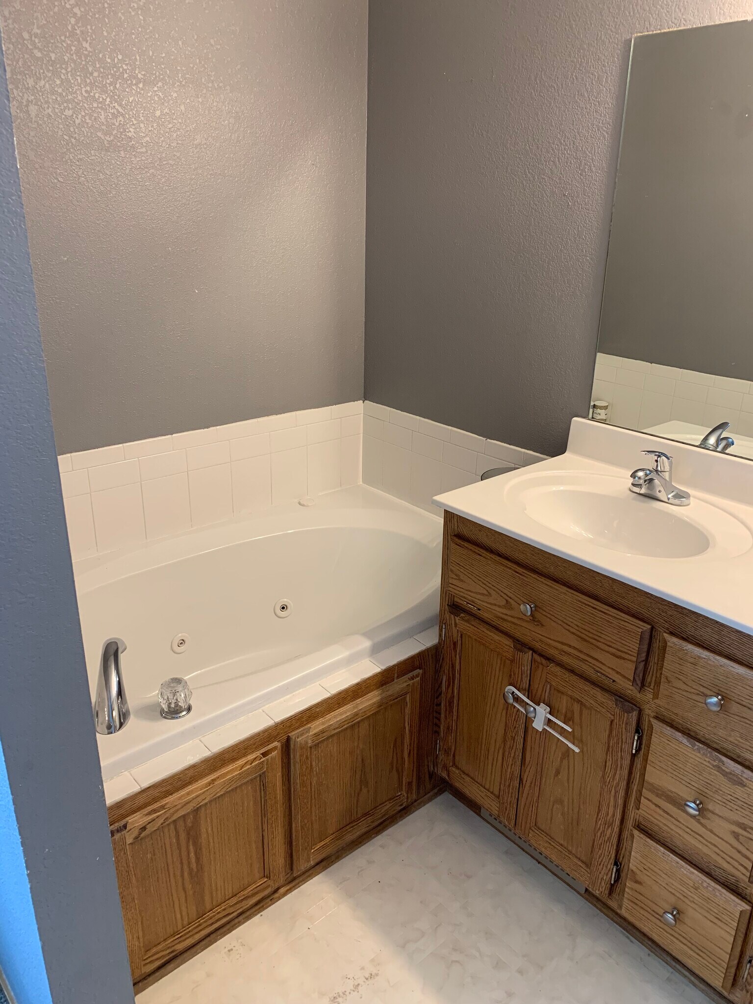 Master Jacuzzi Tub - 1126 nw scenic dr
