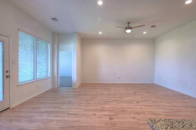 Building Photo - 31603 Zoe Pt
