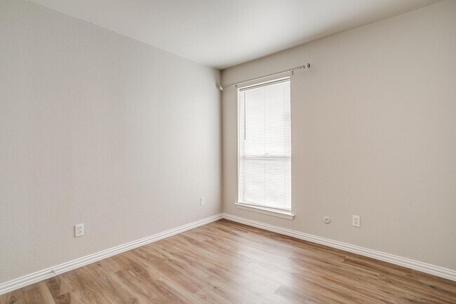 Building Photo - 5947 Chimney Wood Cir