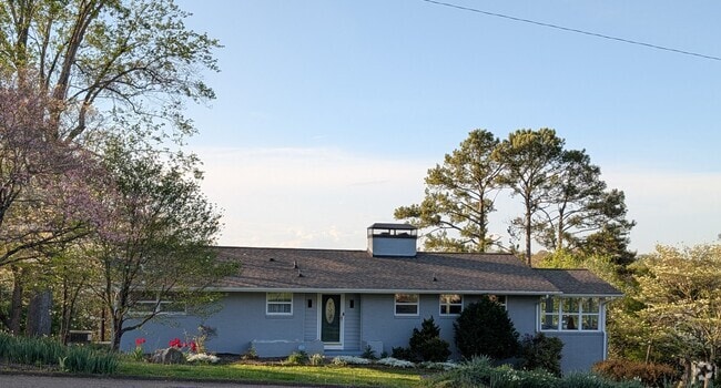 Building Photo - 6917 Cresthill Dr