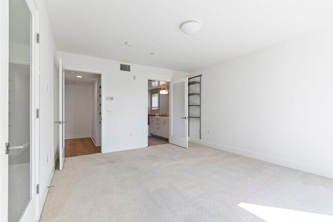Building Photo - 11715 Goshen Ave