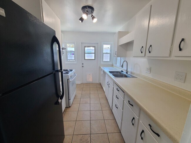 Building Photo - Spacious Ocean Beach 2 bed 1 bath just a f...