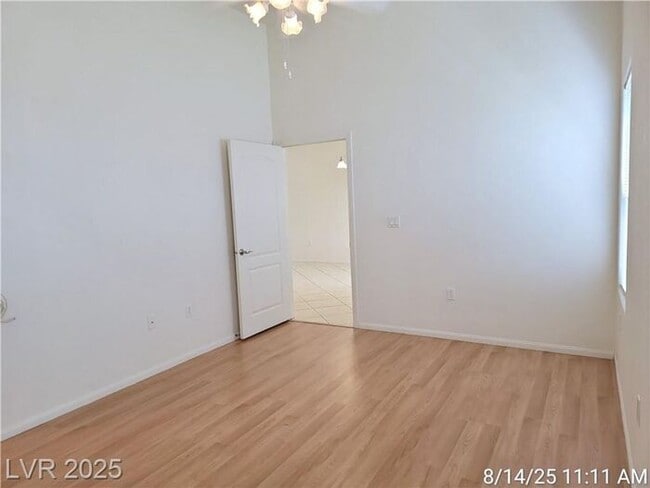 Building Photo - GORGEOUS SW 2nd FLOOR UNIT IN GATED COMMUN...