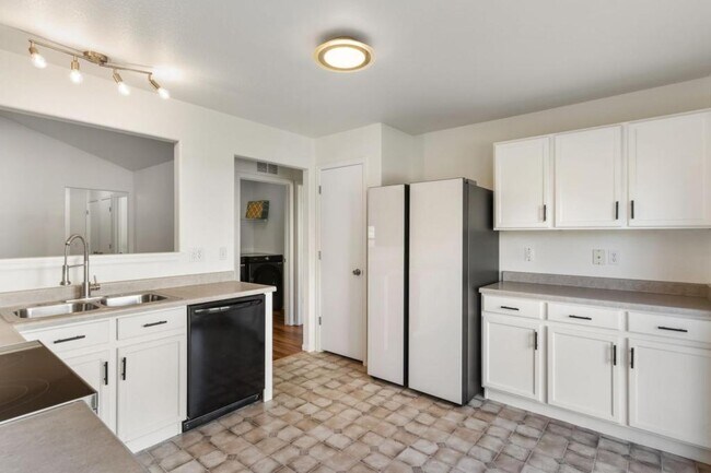 Building Photo - 8402 Snowdrop Ct