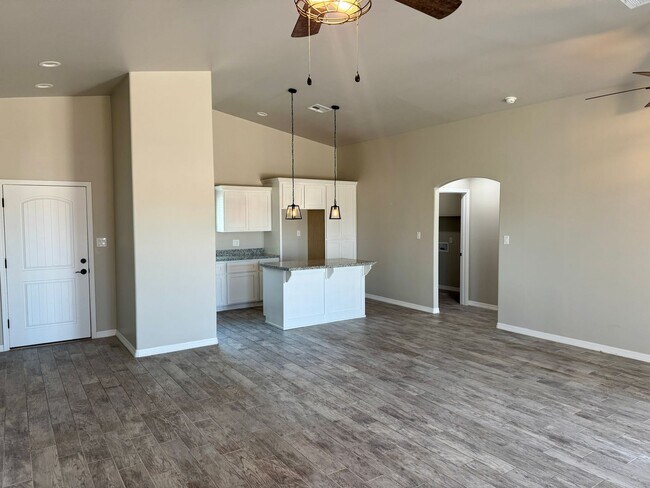 Building Photo - Enjoy the afternoon views in the 3 Bedroom...