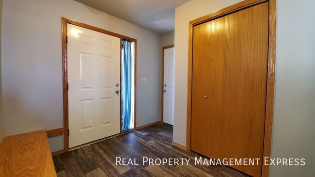 Building Photo - 3 Bed 3 Bath Home with 2 Stall Attached Ga...
