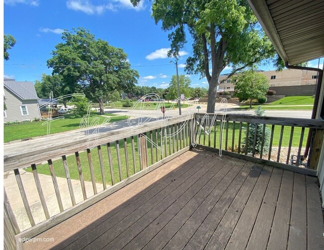 Building Photo - For Rent: Updated 2 Bedroom, 1.5 Bath Town...