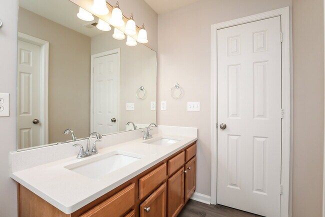 Building Photo - 5200 Tant Cir