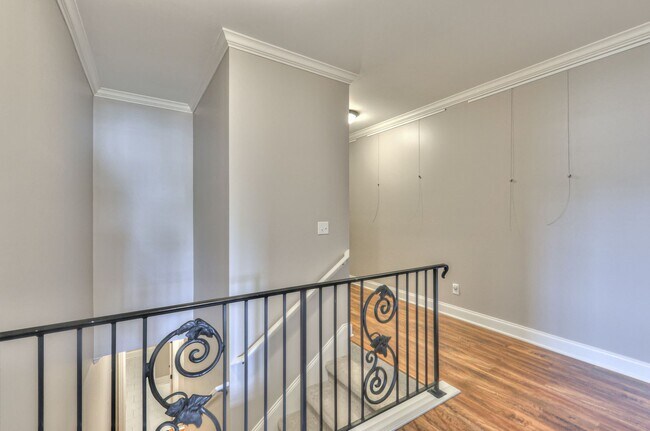 Building Photo - Stunning Executive Townhome in the Heart o...