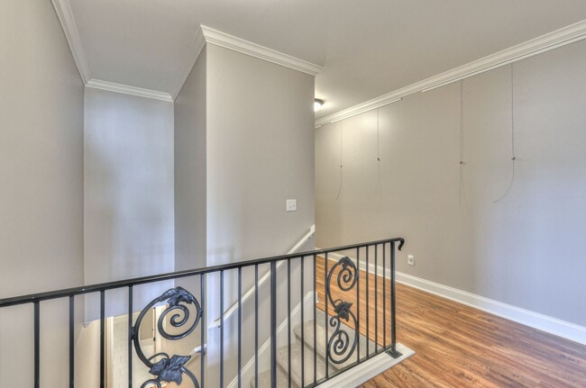 Building Photo - Stunning Executive Townhome in the Heart of Green Hills