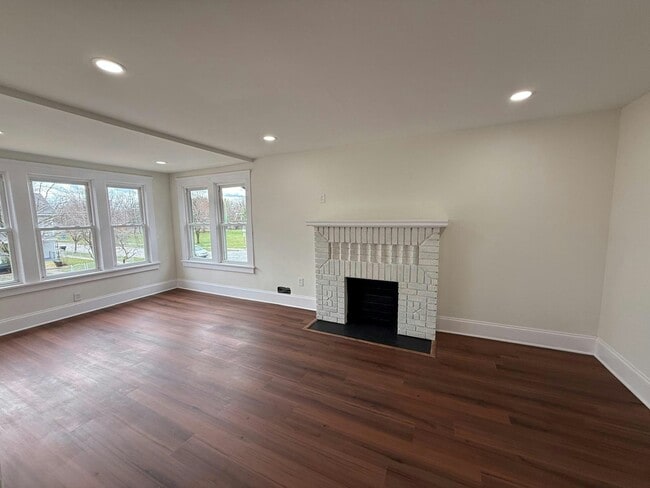 Building Photo - 1326 W 110th St