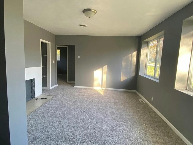 Building Photo - 933 Russel Avenue