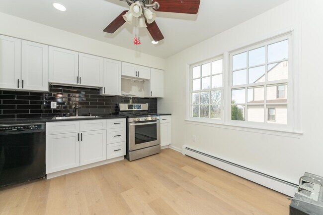 Eat in kitchen - 32 Roseland Ave