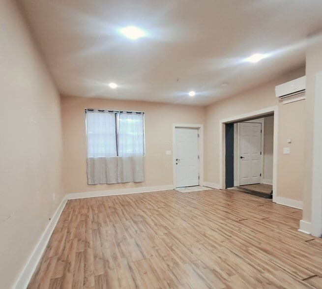 Building Photo - 632 Roanoke Ave