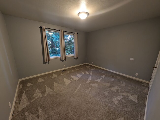 Building Photo - Large 3 Bedroom Corner Unit in The Heart of Gig Harbor! Available Now!
