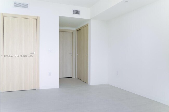 Building Photo - 1000 Brickell Plaza