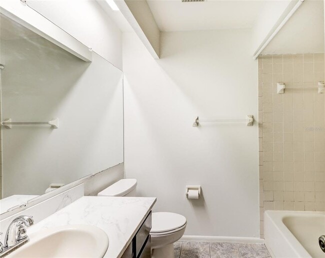 Building Photo - 16107 Country Crossing Dr