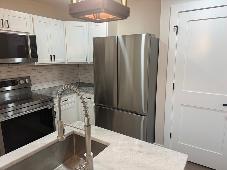 Stainless Steal Appliances - 925 24th Ave N