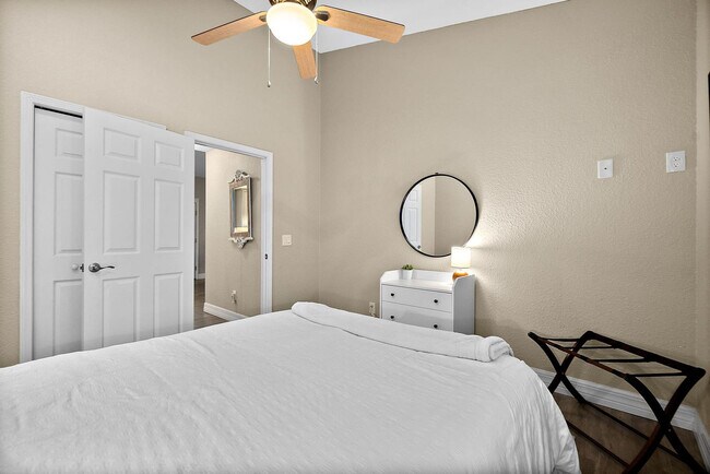 Building Photo - 104 Cedar St