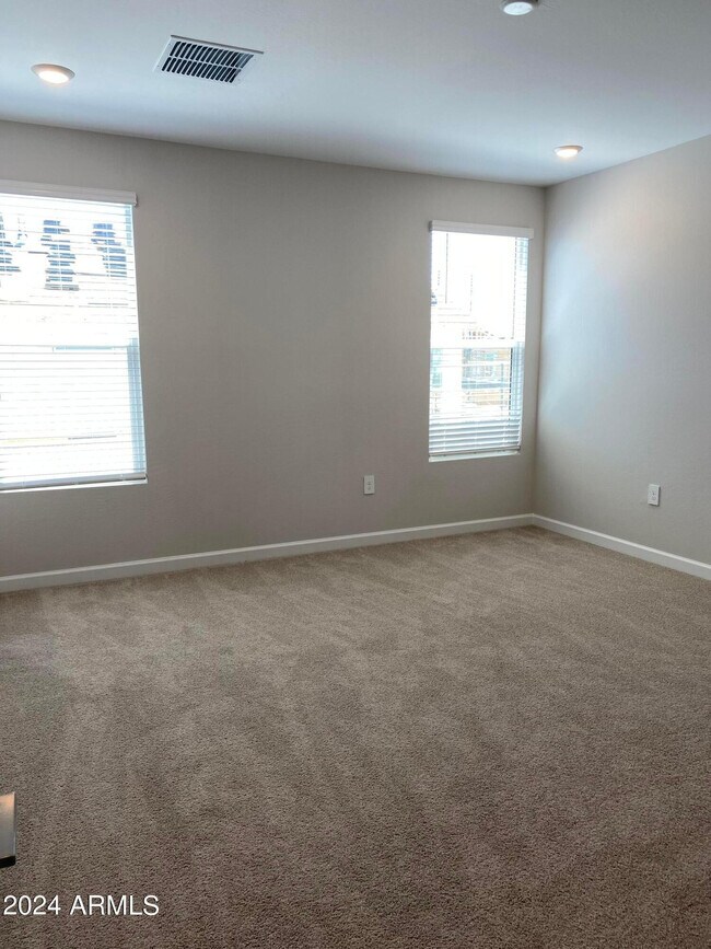 Building Photo - 4853 E St John Rd