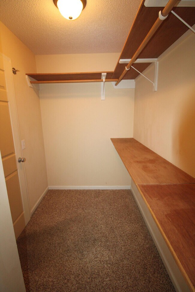 Building Photo - 2105 Hobbit Way