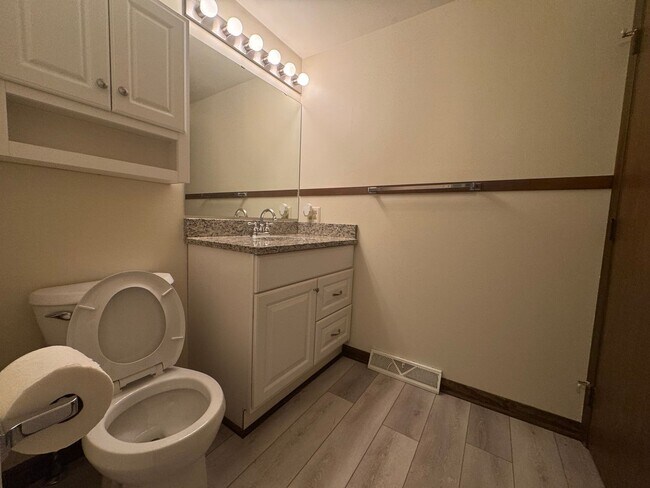 Building Photo - 3 Bedroom Townhouse, Rossford Schools!