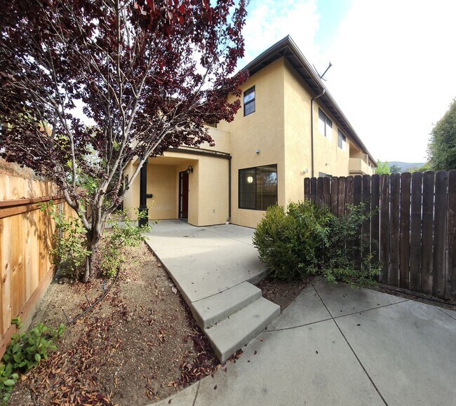 Building Photo - LOCATION-CLOSE PROXIMITY TO POLY CAMPUS