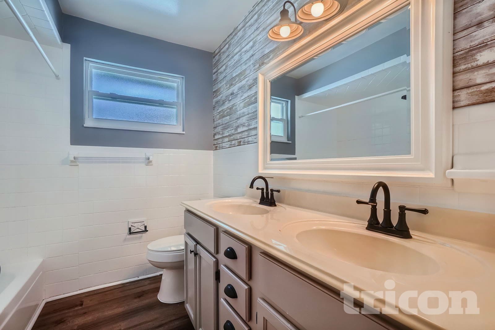 Building Photo - 243 E Bay Ave