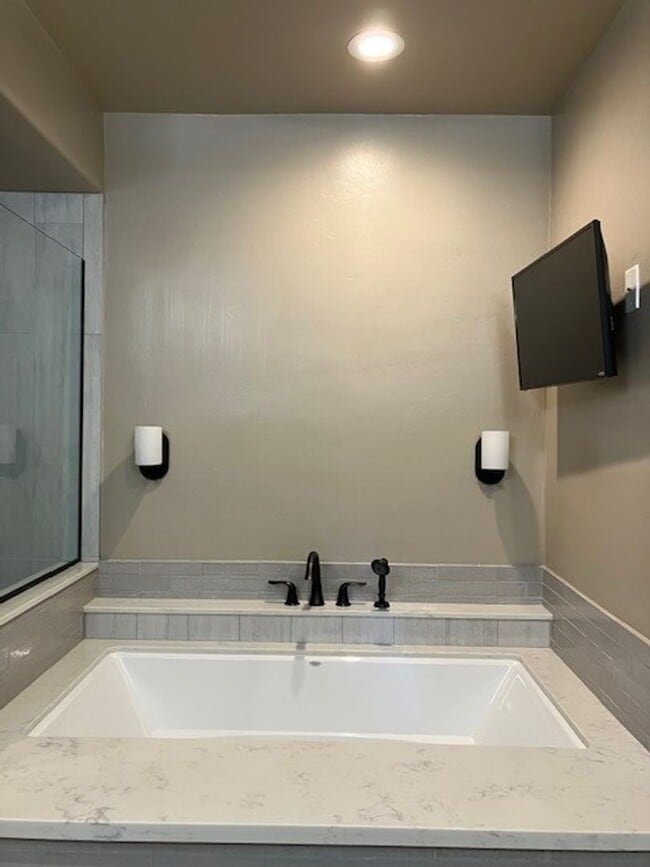 Building Photo - CUSTOM BUILT IN GATED SOUTHERN OAKS !!!