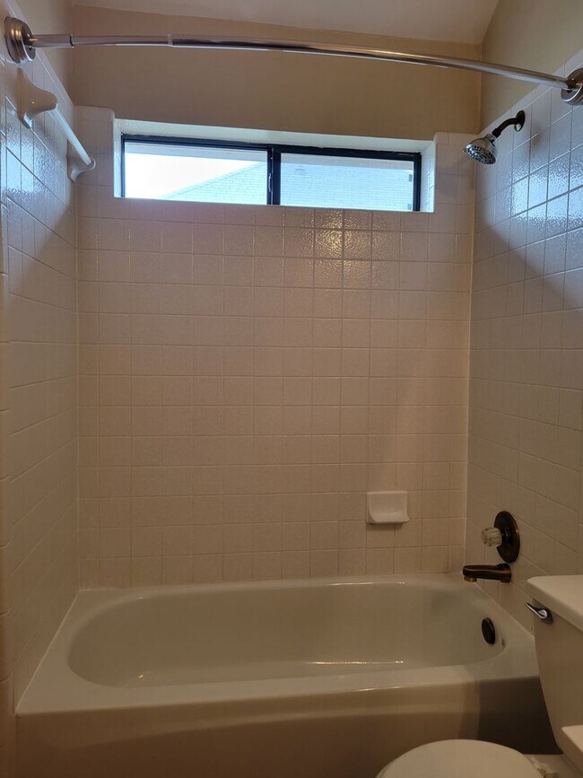 Building Photo - 3bd/2ba house close to major shopping, restaurants, and Ft. Hood!