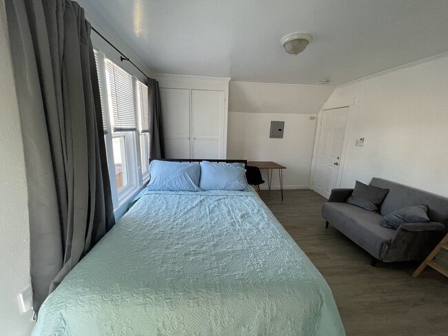 queen bed - 4510 N Figueroa St